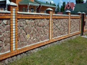 Кирпичный забор с камнем 12 метров фото в Ликино-Дулёво
