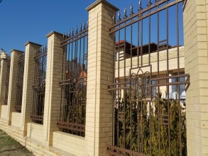 Кирпичный забор с ковкой  10 метров фото в Ликино-Дулёво